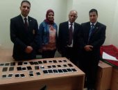 صور.. ضبط أردنية حاولت تهريب 45 هاتف محمول "أيفون" فور وصولها من عمان