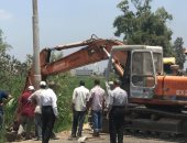 صور..كهرباء الشرقية تستجيب لقارئ اليوم السابع و تنقل عمود إنارة وسط الشارع