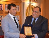 "جامعة حلوان" تكرم وزير الشباب والرياضة