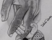 قارئة تبدع فى رسم اللوحات الفنية بأقلام الفحم وألوان الخشب