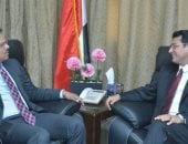 سفير سنغافورة يلتقى السفير اليمنى ويثمن دور الجالية اليمنية ببلاده 