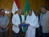 محافظ الإسماعيلية يسلم شنط وجوازات السفر لأعضاء بعثة حج الجمعيات (تحديث)