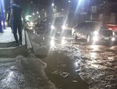 انفجار ماسورة مياه بشارع أبو سعدة بالخصوص.. والأهالى: "10 أيام والشارع غرقان"