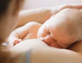 دراسة: حليب الأمهات البدينات قد يسهم فى زيادة وزن الطفل