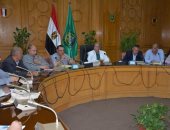 محافظ الإسماعيلية يبحث سبل تفعيل آليات تحصيل الضرائب العقارية