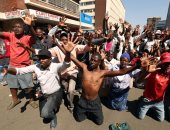 المعارضة فى زيمبابوى تتظاهر أمام مقر لجنة الانتخابات اعتراضا على النتائج (فيديو وصور)