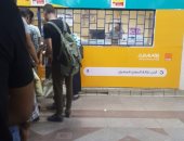 زحام على تذاكر مترو الأنفاق بمحطة الشهداء بسبب عمل شباك صرف واحد