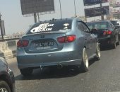 قارئ يرصد سيارة بلوحات معدنية مطموسة أعلى كوبرى أكتوبر صباح اليوم