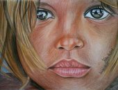 قارئة تشارك برسومات فنية "بورتريه" باستخدام الالوان الخشب والفحم