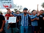 انسحاب الشرطة العراقية أمام حشود المتظاهرين المتجهين نحو ساحة التحرير
