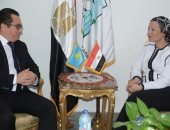 وزيرة البيئة تبحث مع سفير كازاخستان تفعيل التعاون بين البلدين