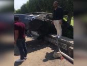 فيديو.. سيارة تنحرف عن الطريق تحطم عمود إنارة وسور حديقة في العباسية
