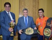 رئيس جامعه بنها يكرم طالبين من "التربية الرياضية" بعد حصولهما على بطولة العالم