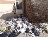 صور.. شكوى من تراكم القمامة أمام مدرسة محمود خاطر بعين شمس