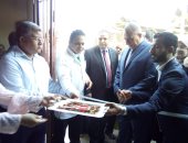 محافظ الجيزة يلتقى العاملين بمستشفى منشأة القناطر ويكرم مديرها