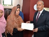   "لقومى للمرأة" يسلم 1000شهادة أمان للأسر الاكثر إحتياجاً بالسويس