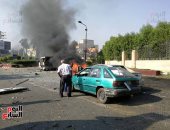 خبراء المفرقعات يفحصون موقع انفجار سيارة واحتراق ميكروباص بكوبرى أكتوبر