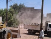 صور.. مجلس مدينة الطود يرفع 28 طن مخلفات بمنطقة الطبول