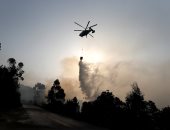 صور.. طائرات هيلكوبتر تحاول إخماد حرائق الغابات فى البرتغال