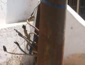 اضبط مخالفة.. عمود كهربائى متهالك وأسلاك عارية بجوار مدرسة بشبرا الخيمة 