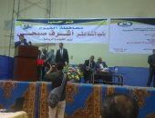 وزير الشباب والرياضة ومحافظ الفيوم يفتتحان معرضا لمنتجات المرأة