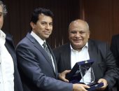  وزير الرياضة يمنح رئيس اتحاد الاسكواش درع الوزارة 