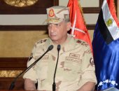 وزير الدفاع والإنتاج الحربى يلتقى مقاتلى الجيش الثانى الميدانى 