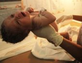 سيدة تضع مولودها فى الشارع بعد رفض المستشفى استقبالها بالمغرب ..فيديو