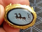 العثور على خاتم رومانى مصنوع من الذهب عمره 300 عام فى إنجلترا