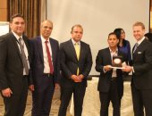 رئيس الرقابة المالية يكرم الخبراء الأمريكيين المشاركين بورشة عمل الهيئة