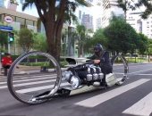 فيديو.. برازيلى يطور دراجة نارية حديثة بعجلات عملاقة قوتها 300 حصان