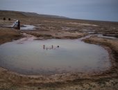شاهد ماذا وجدوا بقاع بحر أرال بأوزبكستان بعد جفافه وتحوله إلى مزار سياحى