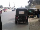 تكدس سائقى التوك توك والميكروباص يغلق مدخل قرية سنديون بالقليوبية
