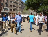 صور.. محافظ الجيزة يقود حملة لنظافة شارع الأقصر فى إمبابة