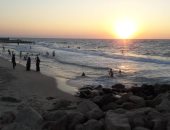 صور.. "شط الغلابة يا بحر العريش".. يجمع الأسر للسمر على رماله وتناول الشاى.. والأهالى: ملاذنا للهروب من ضيق الحال وحرارة الأجواء.. ويؤكدون: لا نستطيع تحمل تكاليف تأجير شماسى واستغلال أصحاب المشروعات الشاطئية