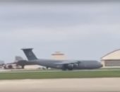 فيديو.. هبوط أضخم طائرة نقل عسكرية أمريكية بلا عجلات أمامية