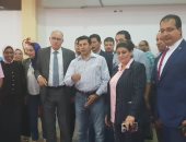 فيديو وصور.. وزير الشباب يتفقد النادى الأوليمبى بالإسكندرية ويلتقط الصور مع اللاعبين