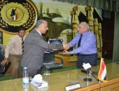 معهد إعداد القادة بحلوان يكرم رئيس جامعة النهضة ببنى سويف 