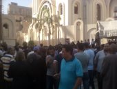 صور.. المئات يحتشدون أمام كنيسة الأمير تاضروس لتشييع جثمان مطران المنيا