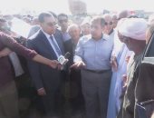 صور .. وزير الزراعة يفتتح موسم جنى القطن فى الفيوم  