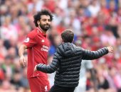 طفل يقتحم ملعب مباراة ليفربول ضد وست هام لتحية محمد صلاح .. فيديو