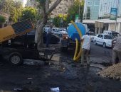 "مياه الجيزة" تصلح ماسورة مياه بشارع النيل بعد كسر مفاجئ