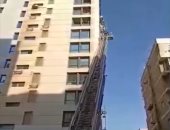 فيديو.. الحماية المدنية تنقذ عاملاً تعلق بالطابق التاسع فى عمارة بالبساتين