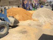 شكاوى من إغلاق مواد البناء لشارع ترعة الزمر أمام المارة