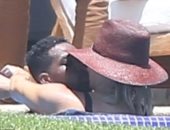 شاهد.. قبلات ساخنة بين كلو كاردشيان وتريستان فى حمام السباحة