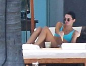 كيندال جينر مع بن سيمونز على الشاطئ.. وترتدى مايوه بـ122 جنيها إسترلينيا