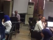 فيديو.. موظفون ينسقون رغبات طلاب الدبلومات الفنية بمعامل جامعة القاهرة