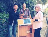 صور.. طلاب يبتكرون جهاز شاحن الموبايل بالطاقة الشمسية