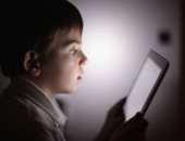 4 قواعد لمتابعة نشاط طفلك على الإنترنت دون اختراق خصوصيته