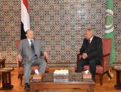 صور.. جلسة مباحثات بين أمين عام الجامعة العربية والرئيس اليمنى 